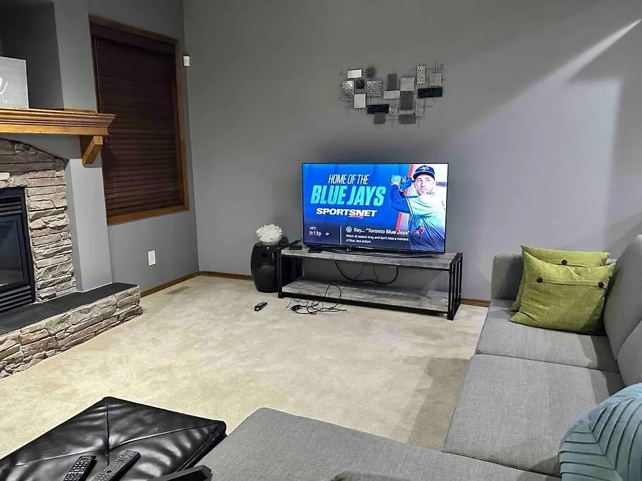 Spacious, 2-Story Family-Friendly Home YYC 펜션