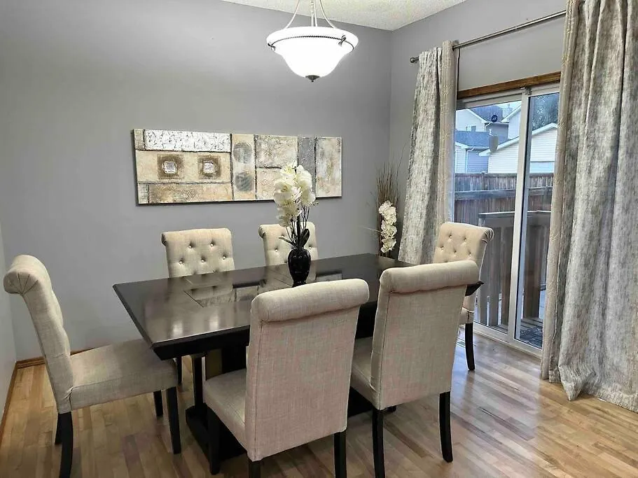 펜션 Spacious, 2-Story Family-Friendly Home YYC 캐나다