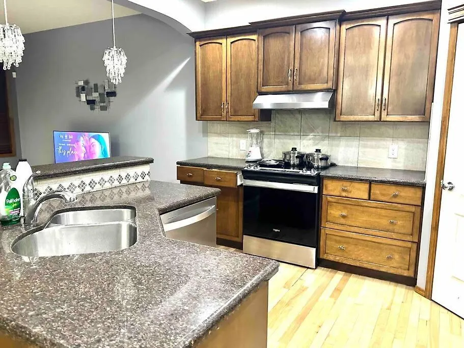 Spacious, 2-Story Family-Friendly Home YYC 캐나다